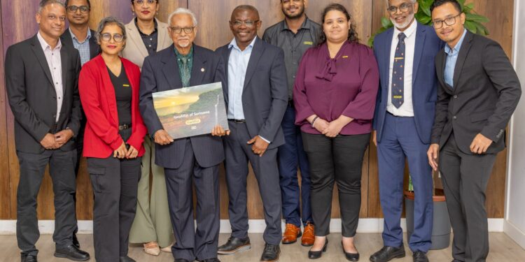 65f1a6b4 6cd6 4500 8a8a 8ee93fa46448 President Simons overhandigde het eerste exemplaar van de Geologische Atlas aan Eddy Jharap, ter ere van 45 jaar Staatsolie. Ontdek meer over deze bijzondere gebeurtenis