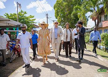 6a955d2f 4cdb 4b0b 85a4 ad8f135d2aae Herstelbetaling en excuses blijven onderdeel van het bredere gesprek over het gedeelde verleden, maar Suriname wacht daar niet op om de eigen ontwikkeling voort te zetten. Dat benadrukte president Jennifer Simons woensdag tijdens een persmoment in Fredriksdorp, waar zij samen met koning Willem-Alexander vooruitblikte op een toekomstrelatie die volgens beide landen gelijkwaardiger moet worden.