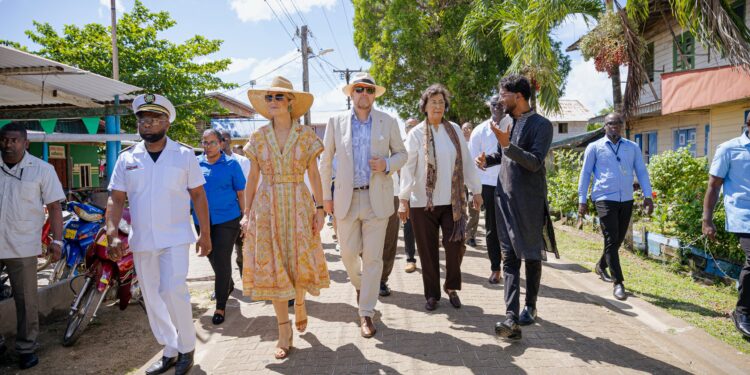 President Simons en koning Willem-Alexander benadrukken gelijkwaardige toekomstrelatie 1 6a955d2f 4cdb 4b0b 85a4 ad8f135d2aae Herstelbetaling en excuses blijven onderdeel van het bredere gesprek over het gedeelde verleden, maar Suriname wacht daar niet op om de eigen ontwikkeling voort te zetten. Dat benadrukte president Jennifer Simons woensdag tijdens een persmoment in Fredriksdorp, waar zij samen met koning Willem-Alexander vooruitblikte op een toekomstrelatie die volgens beide landen gelijkwaardiger moet worden.