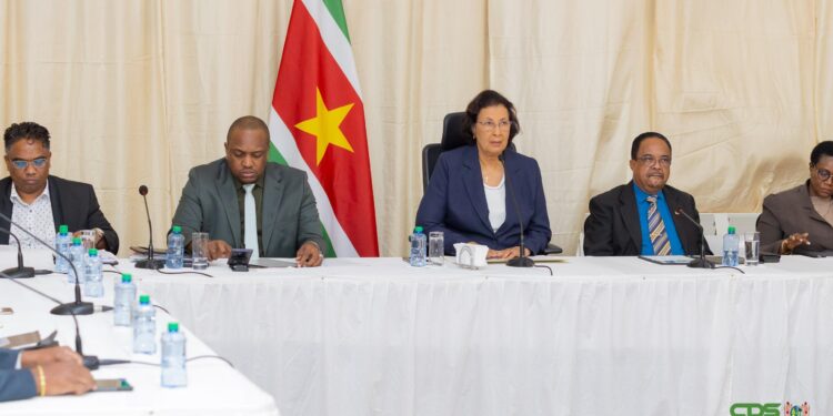 Regering zet grote stappen in herstructurering buitenlandse schuld 1 999edab3 aa72 48c5 87d7 ccade8cbc73c De regering werkt hard aan het herstructureren van buitenlandse schulden en belastinghervormingen voor een stabiele economie. Lees meer over deze stappen.