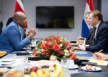 BIS 2 Bouva vroeg daarnaast aandacht voor een open en respectvolle dialoog over het gedeelde slavernijverleden. Daarbij wees hij op het belang van zorgvuldige beleidsvorming rond dit thema. Ook werden gevoelige dossiers besproken, zoals toegang tot gesloten archieven, het visumbeleid, protocollaire ervaringen en de kwestie van de 19 miljoen euro waarop beslag is gelegd bij banken.