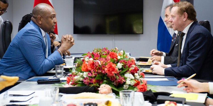 BIS 2 Bouva vroeg daarnaast aandacht voor een open en respectvolle dialoog over het gedeelde slavernijverleden. Daarbij wees hij op het belang van zorgvuldige beleidsvorming rond dit thema. Ook werden gevoelige dossiers besproken, zoals toegang tot gesloten archieven, het visumbeleid, protocollaire ervaringen en de kwestie van de 19 miljoen euro waarop beslag is gelegd bij banken.