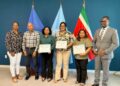 Certificate Handover02 De Pan-Amerikaanse Gezondheidsorganisatie (PAHO) heeft op 1 december 2025 in Paramaribo certificaten uitgereikt aan drie Surinaamse overheidsmedewerkers die een regionale, virtuele training hebben afgerond rond het programma ‘Parenting for Lifelong Health’ (PLH).