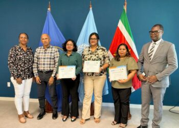 Certificate Handover02 De Pan-Amerikaanse Gezondheidsorganisatie (PAHO) heeft op 1 december 2025 in Paramaribo certificaten uitgereikt aan drie Surinaamse overheidsmedewerkers die een regionale, virtuele training hebben afgerond rond het programma ‘Parenting for Lifelong Health’ (PLH).
