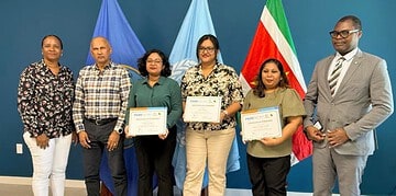 Certificate Handover02 De Pan-Amerikaanse Gezondheidsorganisatie (PAHO) heeft op 1 december 2025 in Paramaribo certificaten uitgereikt aan drie Surinaamse overheidsmedewerkers die een regionale, virtuele training hebben afgerond rond het programma ‘Parenting for Lifelong Health’ (PLH).