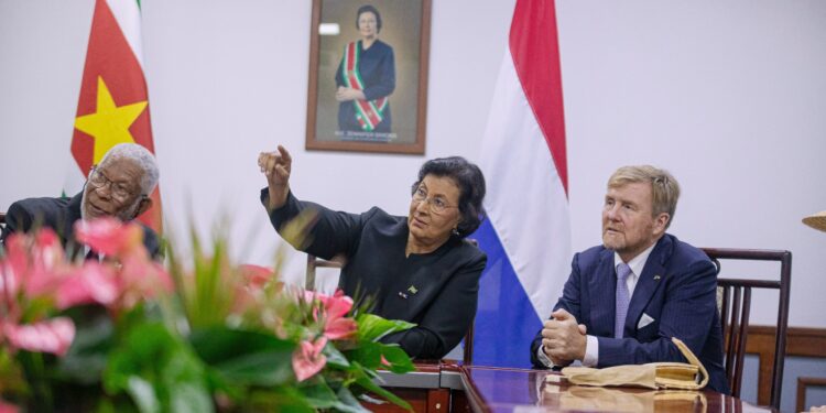 President Simons ziet staatsbezoek als kans op ‘nieuwe start’ met Nederland 1 FO E President Jennifer Simons heeft maandag 1 december 2025 in De Nationale Assemblée (DNA) gepleit voor een moderne en evenwichtige relatie tussen Suriname en Nederland.