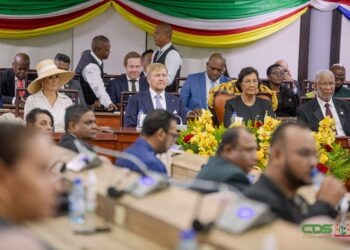 FO H Koning Willem-Alexander heeft maandag in De Nationale Assemblee (DNA) gepleit voor een verdere verdieping van de relatie tussen Suriname en Nederland. De toespraak werd gehouden tijdens een buitengewone openbare vergadering in het kader van het driedaagse staatsbezoek, waarbij de koning wordt vergezeld door koningin Máxima.