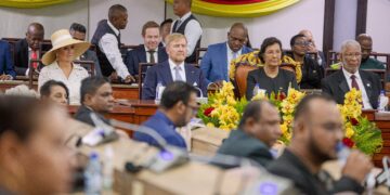 FO H Koning Willem-Alexander heeft maandag in De Nationale Assemblee (DNA) gepleit voor een verdere verdieping van de relatie tussen Suriname en Nederland. De toespraak werd gehouden tijdens een buitengewone openbare vergadering in het kader van het driedaagse staatsbezoek, waarbij de koning wordt vergezeld door koningin Máxima.