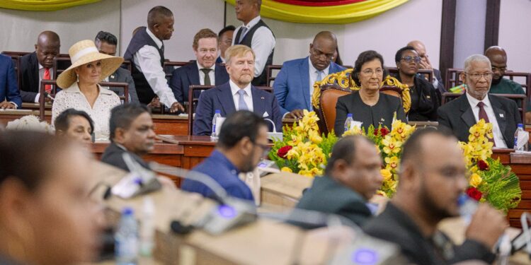 Willem-Alexander: Suriname en Nederland moeten relatie verdiepen, ‘Grantangi’ in DNA 1 FO H Koning Willem-Alexander heeft maandag in De Nationale Assemblee (DNA) gepleit voor een verdere verdieping van de relatie tussen Suriname en Nederland. De toespraak werd gehouden tijdens een buitengewone openbare vergadering in het kader van het driedaagse staatsbezoek, waarbij de koning wordt vergezeld door koningin Máxima.