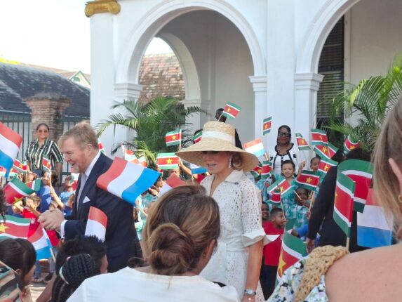 IMG 20251201 WA0006 De Nederlandse koning Willem-Alexander is zojuist, begeleid door president Jennifer Simons, aangekomen op het Presidentieel Paleis in Paramaribo.