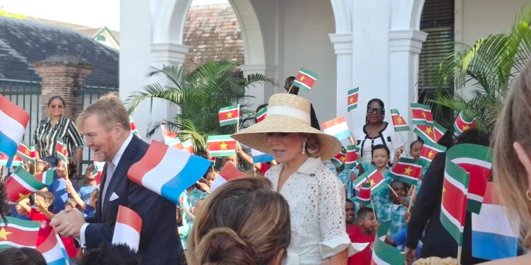 Koning Willem-Alexander officieel ontvangen op het Presidentieel Paleis 1 IMG 20251201 WA0006 De Nederlandse koning Willem-Alexander is zojuist, begeleid door president Jennifer Simons, aangekomen op het Presidentieel Paleis in Paramaribo.