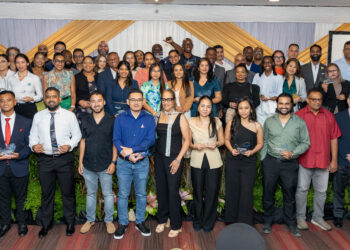 IMG 6533 Zevenenvijftig Surinaamse bedrijven behaalden hun certificaat na het Blue Wave programma, versterkend voor de lokale olie- en gasindustrie. Ontdek hun succesverhaal in het artikel ....