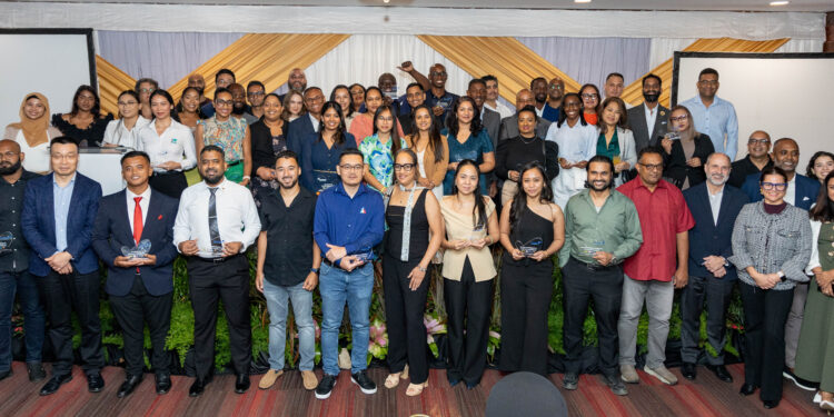 Blue Wave Supplier Development: derde cohort levert 57 gecertificeerde lokale leveranciers op 1 IMG 6533 Zevenenvijftig Surinaamse bedrijven behaalden hun certificaat na het Blue Wave programma, versterkend voor de lokale olie- en gasindustrie. Ontdek hun succesverhaal in het artikel ....