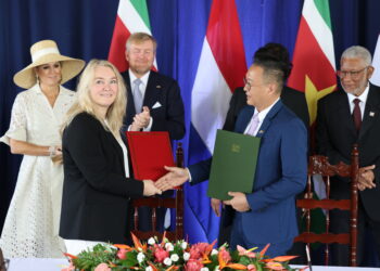 IMG 8516 Minister Stephen Tsang van Openbare Werken en Ruimtelijke Ordening (OWRO) heeft maandag tijdens het staatsbezoek van koning Willem-Alexander een intentieverklaring ondertekend die Suriname moet helpen financiering te verkrijgen voor het verder uitbaggeren van de Surinamerivier.