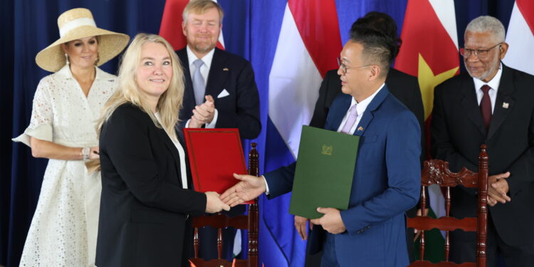 IMG 8516 Minister Stephen Tsang van Openbare Werken en Ruimtelijke Ordening (OWRO) heeft maandag tijdens het staatsbezoek van koning Willem-Alexander een intentieverklaring ondertekend die Suriname moet helpen financiering te verkrijgen voor het verder uitbaggeren van de Surinamerivier.