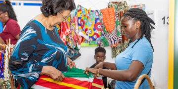 Jong ondernemerschap krijgt stimulans tijdens Ondernemerschap Beurs Braderie 9 President Simons benadrukt het belang van ondersteuning voor jonge ondernemers om te groeien en succesvol te worden. Ontdek hoe zij jongeren inspireert en helpt. Lees