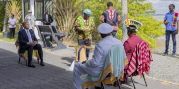 KP 1847 1536x1024 1 Tijdens de bijeenkomst werd ook benadrukt dat de excuses die eerder zijn aangeboden door Nederland, zijn aanvaard door het collectief van traditioneel gezag. Daarmee is volgens de aanwezigen een volgende fase aangebroken: er moet nu invulling worden gegeven aan die “komma”. Daarvoor zullen nog vervolggesprekken nodig zijn om vast te stellen hoe dit traject eruit zal zien, welke stappen worden gezet en op welke manier betrokkenen gezamenlijk toewerken naar herstel, verzoening en duurzame samenwerking.