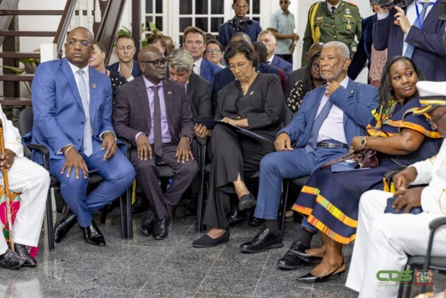 KP 2065 1536x1025 1 Tijdens de bijeenkomst werd ook benadrukt dat de excuses die eerder zijn aangeboden door Nederland, zijn aanvaard door het collectief van traditioneel gezag. Daarmee is volgens de aanwezigen een volgende fase aangebroken: er moet nu invulling worden gegeven aan die “komma”. Daarvoor zullen nog vervolggesprekken nodig zijn om vast te stellen hoe dit traject eruit zal zien, welke stappen worden gezet en op welke manier betrokkenen gezamenlijk toewerken naar herstel, verzoening en duurzame samenwerking.