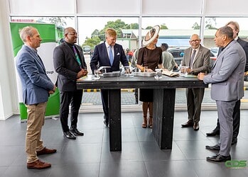 Koningspaar krijgt inzicht in bedrijfsproces Fernandes Bottling Company N.V. 12 Duurzaamheid kreeg tijdens het bezoek extra nadruk. Na het fabriekstraject sprak het Koninklijk paar met de CEO’s van Fernandes en de Great Plastic Bake Off en met de directie over verantwoord ondernemen en de gezamenlijke plannen rond het zogeheten FUSE Kitchen-project. Dit partnerschap richt zich op het terugdringen van plasticvervuiling en het stimuleren van lokale recyclinginitiatieven.