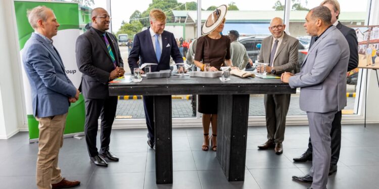 Koningspaar krijgt inzicht in bedrijfsproces Fernandes Bottling Company N.V. 12 Duurzaamheid kreeg tijdens het bezoek extra nadruk. Na het fabriekstraject sprak het Koninklijk paar met de CEO’s van Fernandes en de Great Plastic Bake Off en met de directie over verantwoord ondernemen en de gezamenlijke plannen rond het zogeheten FUSE Kitchen-project. Dit partnerschap richt zich op het terugdringen van plasticvervuiling en het stimuleren van lokale recyclinginitiatieven.