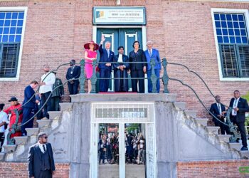 Koninklijk echtpaar brengt historisch bezoek aan Hof van Justitie 4 Het Nederlandse koninklijk paar, koning Willem-Alexander en koningin Máxima, heeft tijdens het staatsbezoek aan Suriname een bezoek gebracht aan het Hof van Justitie (HvJ). Fungerend president van het Hof, mr. Iwan Rasoelbaks, sprak Hunne Majesteiten toe en gaf een toelichting op de positie en werking van de Surinaamse rechtspraak.