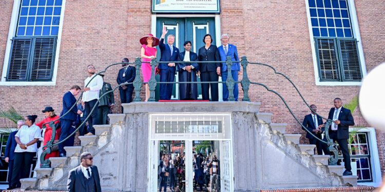 Koninklijk echtpaar brengt historisch bezoek aan Hof van Justitie 4 Het Nederlandse koninklijk paar, koning Willem-Alexander en koningin Máxima, heeft tijdens het staatsbezoek aan Suriname een bezoek gebracht aan het Hof van Justitie (HvJ). Fungerend president van het Hof, mr. Iwan Rasoelbaks, sprak Hunne Majesteiten toe en gaf een toelichting op de positie en werking van de Surinaamse rechtspraak.
