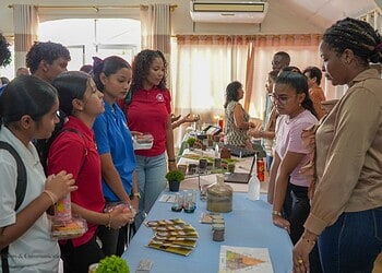 LVV organiseert succesvolle minibeurs 4 Het ministerie van LVV organiseerde in Groningen een minibeurs over bodemgezondheid, met aandacht voor duurzame landbouw, gratis bodemanalyses en jongerenbetrokkenheid, als belangrijke stap richting voedselzekerheid en milieubewustzijn in Suriname - Lees meer en laat een reactie achter...