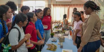 LVV organiseert succesvolle minibeurs 4 Het ministerie van LVV organiseerde in Groningen een minibeurs over bodemgezondheid, met aandacht voor duurzame landbouw, gratis bodemanalyses en jongerenbetrokkenheid, als belangrijke stap richting voedselzekerheid en milieubewustzijn in Suriname - Lees meer en laat een reactie achter...