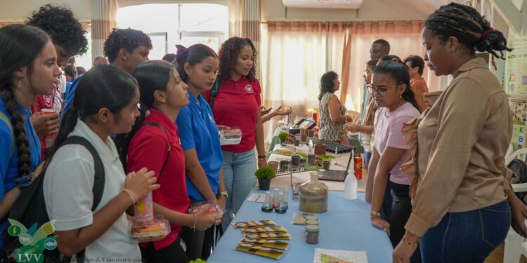 LVV organiseert succesvolle minibeurs 4 Het ministerie van LVV organiseerde in Groningen een minibeurs over bodemgezondheid, met aandacht voor duurzame landbouw, gratis bodemanalyses en jongerenbetrokkenheid, als belangrijke stap richting voedselzekerheid en milieubewustzijn in Suriname - Lees meer en laat een reactie achter...