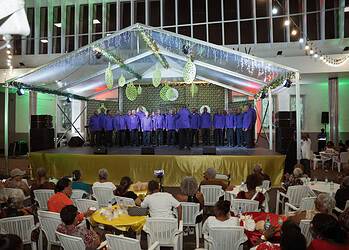 Mannenkoor Maranatha DSB trapte de feestmaand af met een sfeervolle kerstmarkt en een kinderplein, waarbij de opbrengst naar SU Aid en het Sint Vincentius Ziekenhuis gaat. Lokaal talent en een spectaculaire vuurwerkshow maakten het jubileum extra bijzonder - Lees meer en laat een reactie achter...