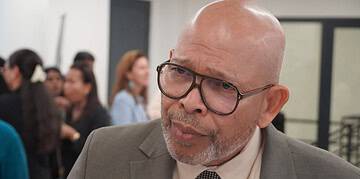 Minister Dick Currie van het ministerie van Onderwijs, Wetenschap en Cultuur.