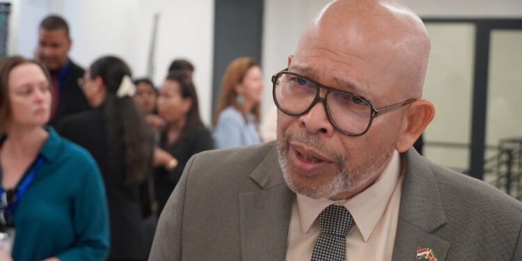 Currie: overleg met 32 bonden gebeurt collectief; VWPU-kwestie naar regeringsniveau 1 Minister Dick Currie van het ministerie van Onderwijs, Wetenschap en Cultuur.