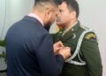 Scheidende Braziliaanse militaire attaché gedecoreerd voor bewezen diensten 3 Minister Ramsaran decoreert scheidende militaire attache Brazilie 3 Kolonel Felipe Guimarães Rodrigues kreeg een hoge onderscheiding voor zijn inzet bij het versterken van de militaire samenwerking tussen Suriname en Brazilië, met bijzondere aandacht voor opleiding en strategische dialoog - Lees meer en laat een reactie achter...