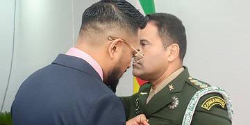 Minister Ramsaran decoreert scheidende militaire attache Brazilie 3 Kolonel Felipe Guimarães Rodrigues kreeg een hoge onderscheiding voor zijn inzet bij het versterken van de militaire samenwerking tussen Suriname en Brazilië, met bijzondere aandacht voor opleiding en strategische dialoog - Lees meer en laat een reactie achter...