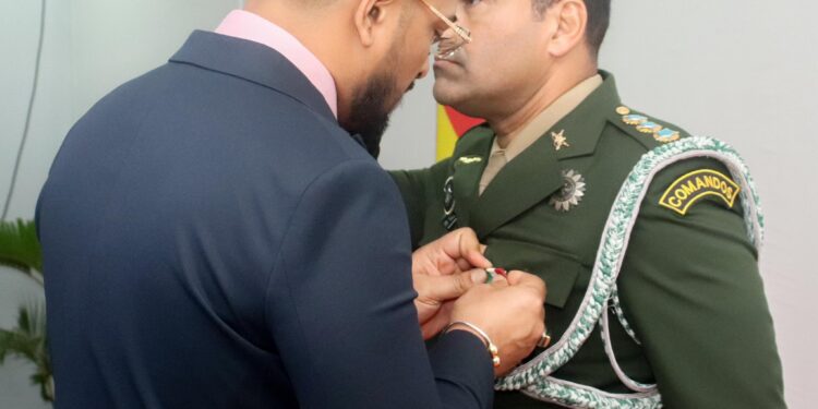 Scheidende Braziliaanse militaire attaché gedecoreerd voor bewezen diensten 1 Minister Ramsaran decoreert scheidende militaire attache Brazilie 3 Kolonel Felipe Guimarães Rodrigues kreeg een hoge onderscheiding voor zijn inzet bij het versterken van de militaire samenwerking tussen Suriname en Brazilië, met bijzondere aandacht voor opleiding en strategische dialoog - Lees meer en laat een reactie achter...