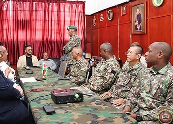 Minister Ramsaran op werkbezoek bij de Landmacht 2 Minister Ramsaran bezocht de Landmacht en sprak zijn betrokkenheid uit bij het aanpakken van knelpunten, zoals voeding en waardering. Hij benadrukte discipline en verbondenheid als sleutel tot trots en verbetering binnen het leger - Lees meer en laat een reactie achter...