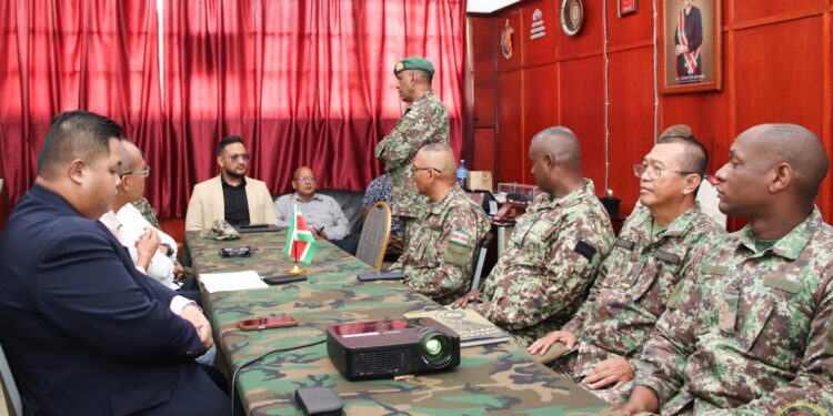 Minister Ramsaran op werkbezoek bij de Landmacht 2 Minister Ramsaran bezocht de Landmacht en sprak zijn betrokkenheid uit bij het aanpakken van knelpunten, zoals voeding en waardering. Hij benadrukte discipline en verbondenheid als sleutel tot trots en verbetering binnen het leger - Lees meer en laat een reactie achter...