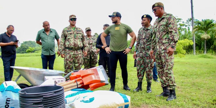 Ramsaran lost belofte in: concrete versterking agrarisch project Defensie bij Von Freyburg 1 Minister Ramsaran pleegt concrete investeringen in agrarisch bedrijf Defensie3 Minister Ramsaran versterkt het agrarisch bedrijf van Defensie met nieuwe middelen en start het Von Freyburg-project voor educatie en recreatie. Lees meer over deze mooie