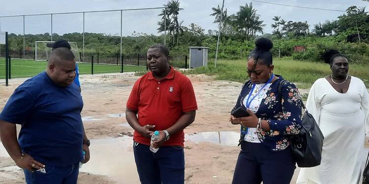 TCT bezoekt ICT-centra in Marowijne: Moengo bijna klaar, Albina-locatie aangewezen 1 Ministerie van Transport Communicatie en Toerisme 59 Het ICT-centrum in Moengo is bijna klaar en Albina heeft een locatie aangewezen. Ontdek hoe deze centra de lokale gemeenschap versterken. Lees meer in het