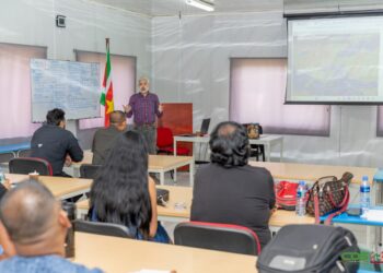 Personeel Luchtvaart en Meteodienst getraind in verbeteren luchtvaartveiligheid 3 Medewerkers van de Luchtvaart- en Meteodienst volgden een intensieve training om de luchtvaartveiligheid in Suriname te versterken. Met nieuwe kennis over weersinvloeden en technologie wordt de sector toekomstbestendig gemaakt - Lees meer en laat een reactie achter...