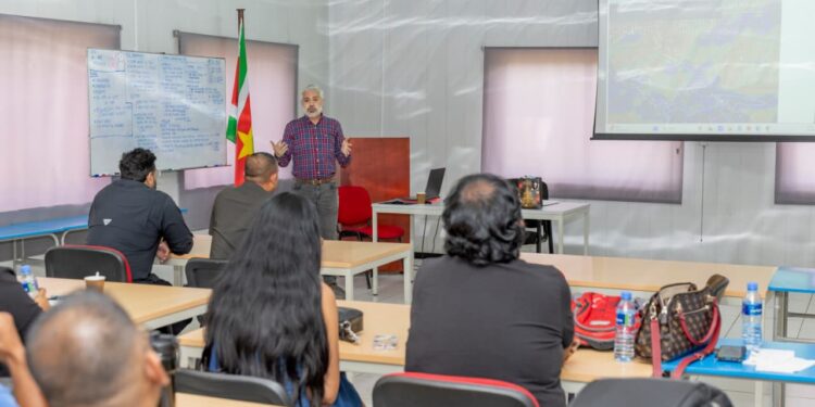 Personeel Luchtvaart en Meteodienst getraind in verbeteren luchtvaartveiligheid 3 Medewerkers van de Luchtvaart- en Meteodienst volgden een intensieve training om de luchtvaartveiligheid in Suriname te versterken. Met nieuwe kennis over weersinvloeden en technologie wordt de sector toekomstbestendig gemaakt - Lees meer en laat een reactie achter...
