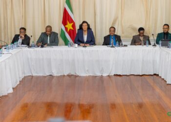 President Simons Uitdagingen hebben het beleid opgehouden 3 President Simons spreekt over verdwenen miljarden die het onderwijs hadden kunnen versterken en roept op tot meer transparantie. Ontdek meer over haar visie en aanpak