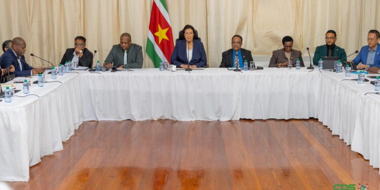 President Simons: ‘Er zijn miljarden verdwenen die naar onderwijs hadden moeten gaan’ 1 President Simons Uitdagingen hebben het beleid opgehouden 3 President Simons spreekt over verdwenen miljarden die het onderwijs hadden kunnen versterken en roept op tot meer transparantie. Ontdek meer over haar visie en aanpak