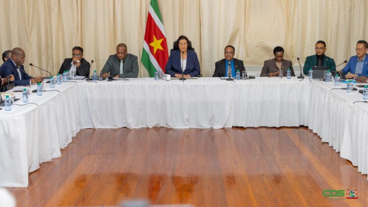 President Simons Uitdagingen hebben het beleid opgehouden 3 POLITIEK & ECONOMIE | MISDAAD & POLITIE | INGEZONDEN | COLUMN & OPINIE | ENTERTAINMENT | SPORT | GEZONDHIED | KEY NEWS |