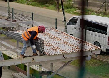 Presidentieel scholenbezoek aanzet tot structurele aanpak 5 Volgens het kabinet is een veilige en waardige leeromgeving onmisbaar voor goed onderwijs en daarmee voor de ontwikkeling van Suriname. In de weken na het oriëntatiebezoek is gestart met de voorbereiding van een bredere aanpak, waarbij de overheid samenwerkt met de private sector. In de eerste fase worden meerdere scholen meegenomen: LBO Latour, O.S. Livorno, O.S. Meerzorg 2, O.S. R. A. Tammenga, O.S. Hanna’s Lust, de Gertruida Pontschool en het Ewald P. Meyer Lyceum. De werkzaamheden beginnen bij Lyceum 2. Daarna volgen de overige locaties op basis van urgentie en de uitvoeringsplanning.