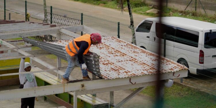 Private sector haakt aan bij schoolrenovaties; kabinet roept meer bedrijven op mee te doen 1 Presidentieel scholenbezoek aanzet tot structurele aanpak 5 Volgens het kabinet is een veilige en waardige leeromgeving onmisbaar voor goed onderwijs en daarmee voor de ontwikkeling van Suriname. In de weken na het oriëntatiebezoek is gestart met de voorbereiding van een bredere aanpak, waarbij de overheid samenwerkt met de private sector. In de eerste fase worden meerdere scholen meegenomen: LBO Latour, O.S. Livorno, O.S. Meerzorg 2, O.S. R. A. Tammenga, O.S. Hanna’s Lust, de Gertruida Pontschool en het Ewald P. Meyer Lyceum. De werkzaamheden beginnen bij Lyceum 2. Daarna volgen de overige locaties op basis van urgentie en de uitvoeringsplanning.