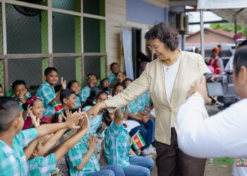 Pt. K. Piarelallschool krijgt hoog bezoek bij ontvangst meubilair 8 President Simons woonde de overdracht van nieuw schoolmeubilair aan Pt. K. Piarelallschool bij. Ontdek hoe deze donatie bijdraagt aan beter onderwijs voor Surinaamse kinderen. Lees