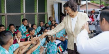 President Simons woont overdracht schoolmeubilair Pt. K. Piarelallschool bij 2 Pt. K. Piarelallschool krijgt hoog bezoek bij ontvangst meubilair 8 President Simons woonde de overdracht van nieuw schoolmeubilair aan Pt. K. Piarelallschool bij. Ontdek hoe deze donatie bijdraagt aan beter onderwijs voor Surinaamse kinderen. Lees