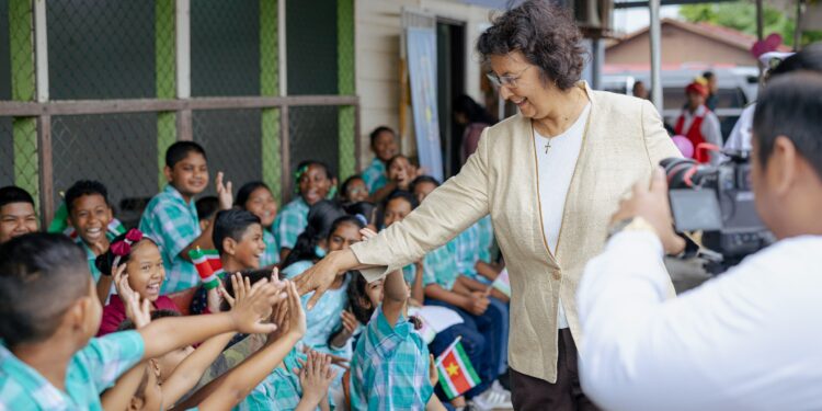 Pt. K. Piarelallschool krijgt hoog bezoek bij ontvangst meubilair 8 President Simons woonde de overdracht van nieuw schoolmeubilair aan Pt. K. Piarelallschool bij. Ontdek hoe deze donatie bijdraagt aan beter onderwijs voor Surinaamse kinderen. Lees