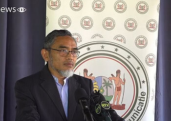 GBB minister Stanley Soeropawiro voor aanvang van RvM